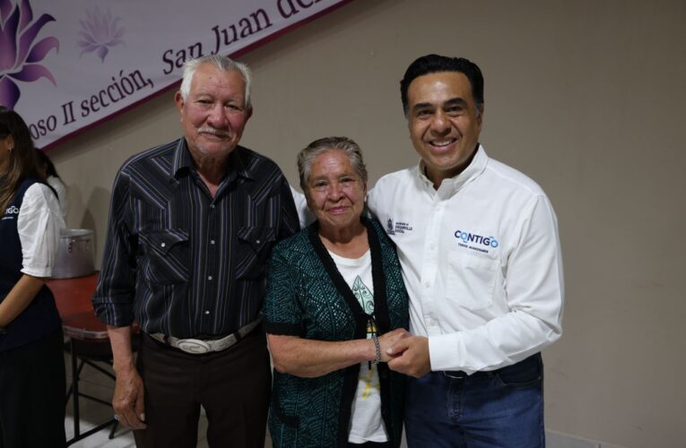 Luis Nava se reúne con adultos mayores en San Juan del Río para acercar programas sociales