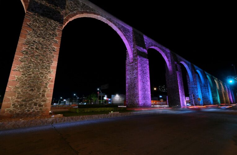 Iluminan los Arcos de Querétaro por la concientización del autismo