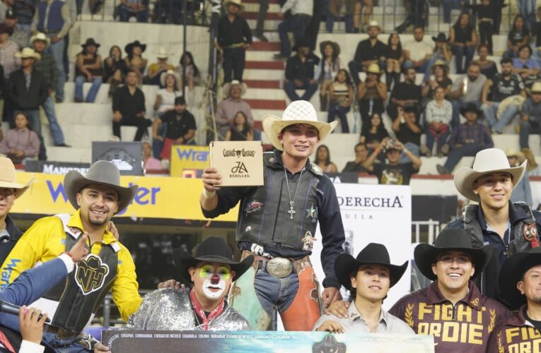 Jinete queretano Cristian Cruz se corona en Cuernos Chuecos y reafirma su dominio en el bullriding nacional