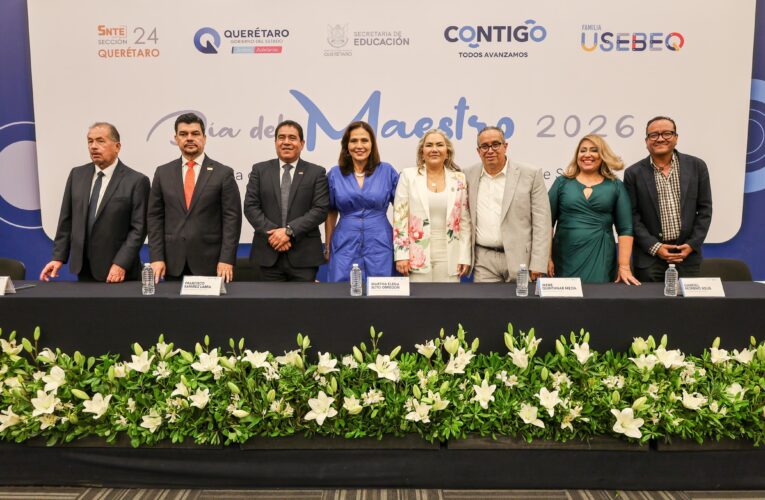 Reconocen trayectoria y compromiso de docentes queretanos por décadas de servicio