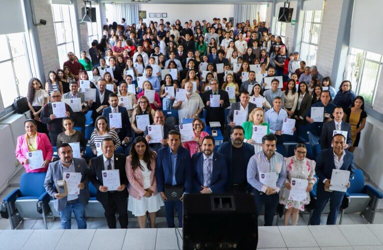 Reconoce Facultad de Derecho UAQ a estudiantes destacados con Medalla al Mérito Académico• Más de 200 alumnas y alumnos fueron galardonados por su desempeño y excelencia académica.