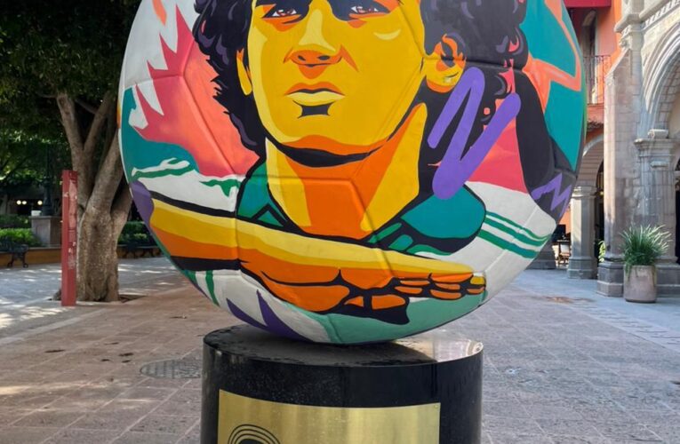 Artistas queretanos transforman balones en obras de arte en el Centro Histórico