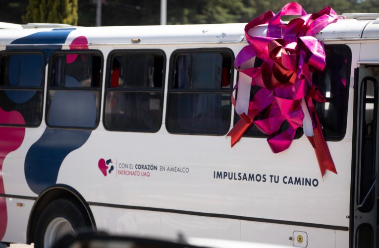 Dona Patronato de la UAQ autobús para fortalecer movilidad estudiantil en Amealco