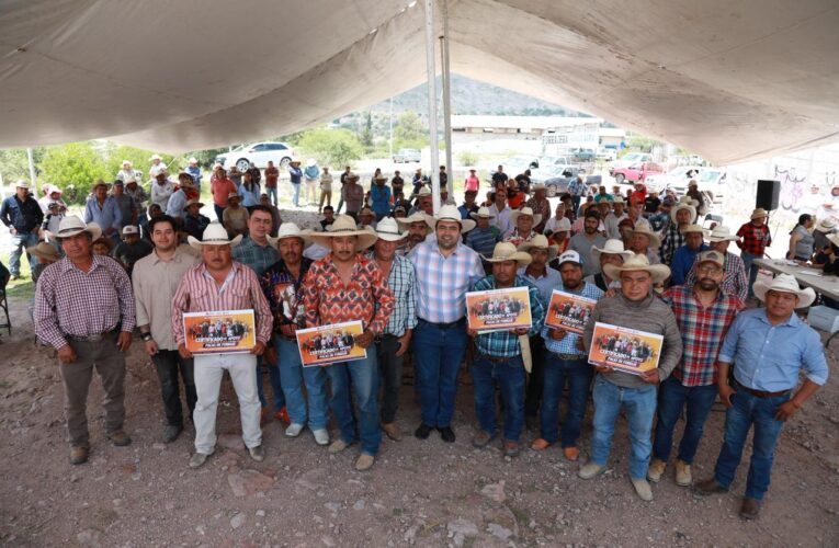 Entrega Gaspar Trueba apoyo alimentario para ganado a productores de El Zamorano