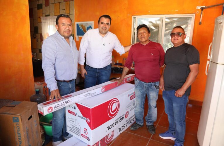 Familias de San Ildefonso reciben calentadores solares mediante el programa «Apoyos que Construyen»