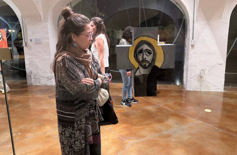 El MACQ estrena tres nuevas exposiciones que invitan a explorar la música, la memoria y nuevas formas de ver el arte.