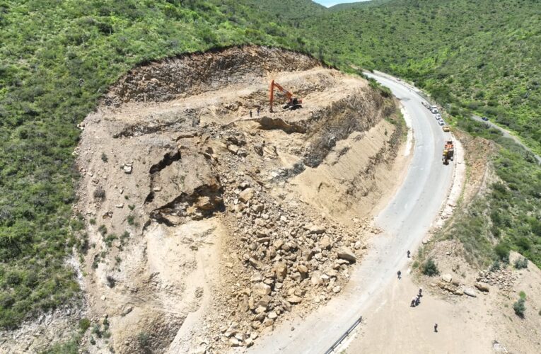 Continúan trabajos para retirar derrumbe en la Carretera Estatal 100, en Cadereyta