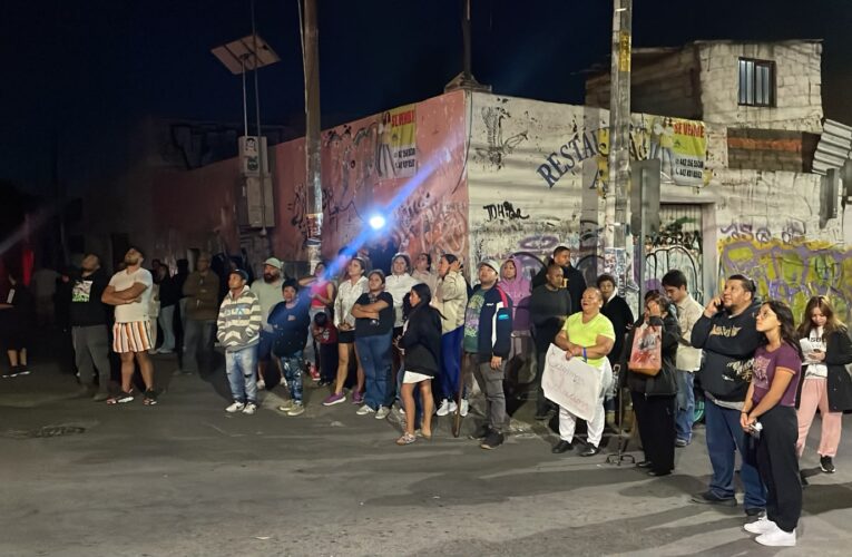 Tres días de fallas eléctricas y sin respuesta de CFE; vecinos bloquean avenida Felipe Ángeles