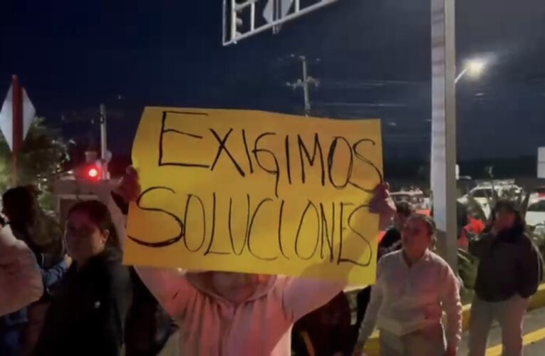 Hartos de la omisión de CFE, marquesinos toman las calles