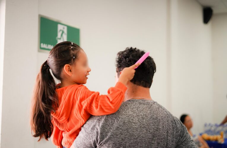 Papás aprenden a peinar a sus hijas en taller “Manos de Papá” en Corregidora