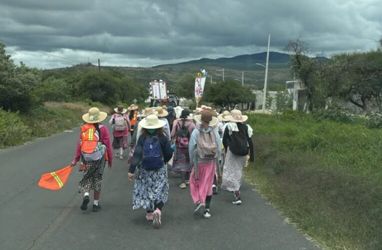 Brindan acompañamiento a columna de peregrinas durante su paso por Colón
