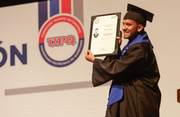 UPQ entrega más de 800 títulos profesionales a una nueva generación de egresados