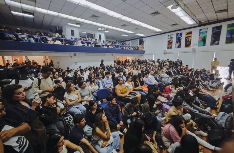 Jóvenes de la UAQ abarrotan auditorio durante encuentro con Jorge Álvarez Máynez