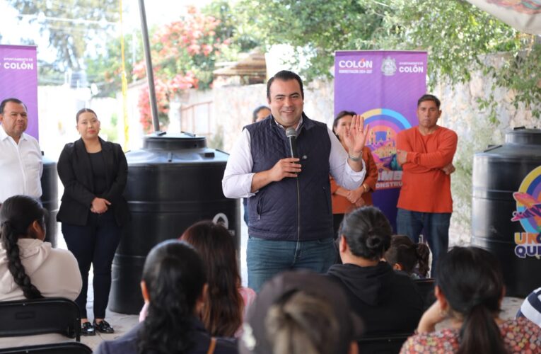 Entregan tinacos a familias de El Saucillo en Colón