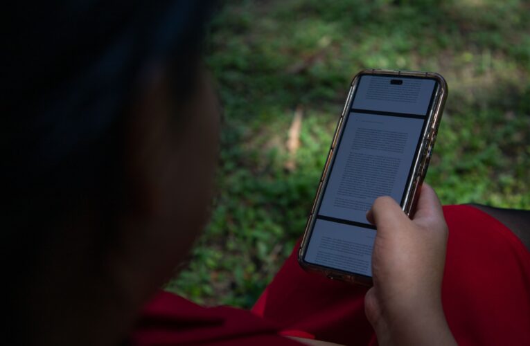 Uso excesivo de celulares puede provocar “contractura digital”, advierte especialista de la UAQ