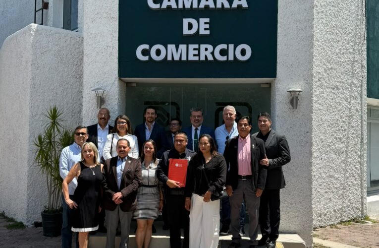 Después de 23 años de servicio, policía queretano recibe las escrituras de su nueva casa