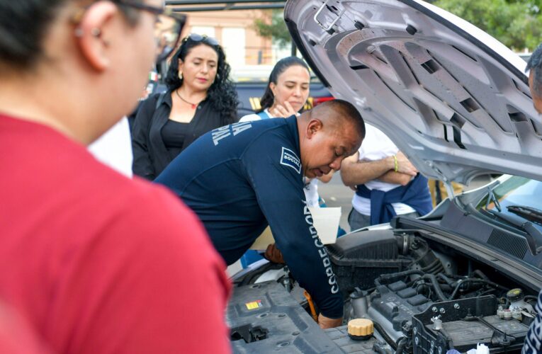 Policías de Corregidora enseñan mecánica básica a ciudadanos