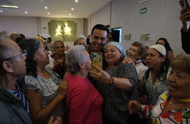 Luis Nava convive con cerca de mil adultos mayores de los 18 municipios de Querétaro
