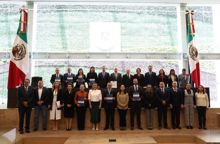 Gobierno de Querétaro entrega a la LXI Legislatura el Quinto Informe de la administración estatal