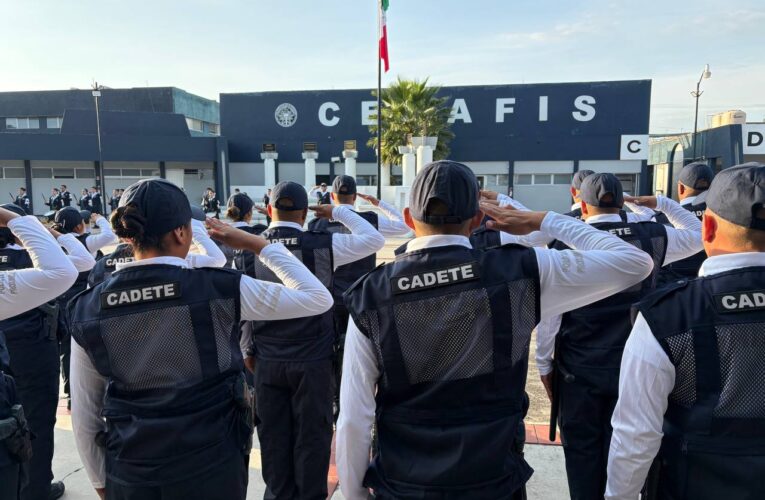 Policías de Querétaro reciben capacitación especializada de instructores de Colombia