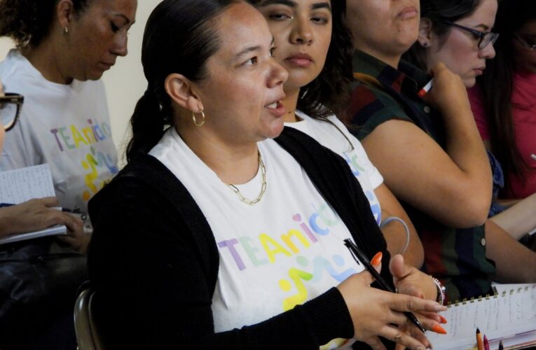 Capacitan a mujeres emprendedoras en inteligencia artificial y redes sociales