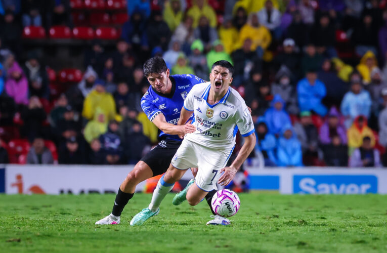 Cruz Azul y Querétaro protagonizan intenso duelo en la Liga MX