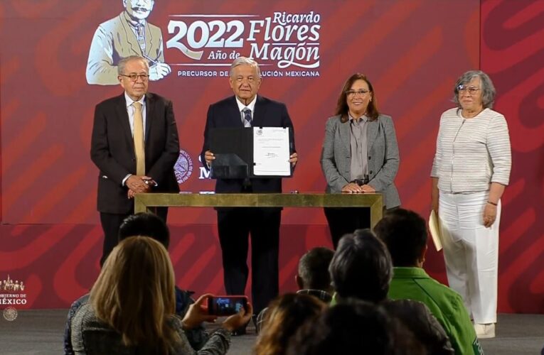 AMLO firma iniciativa para eliminar el horario de verano