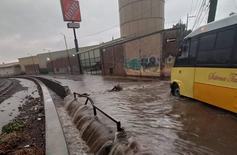 Lluvias provocaron árboles caídos, automóviles varados y encharcamientos en San Juan del Río